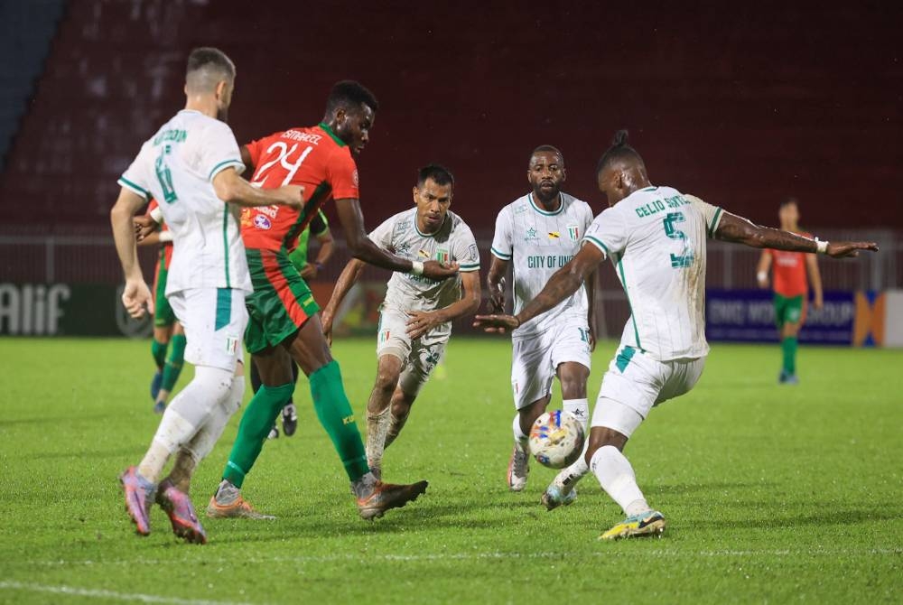 Aksi KUFC dan Kuching City di Stadium Sultan Muhammad ke-IV di Kota Bharu.