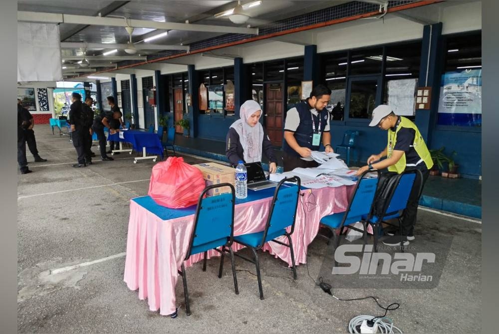 Sebahagian petugas Suruhanjaya Pilihan Raya (SPR), melakukan persiapan untuk proses undi awal di Markas Pasukan Polis Marin Wilayah Dua, Tampoi pada Selasa sempena undi awal bagi Pilihan Raya Kecil (PRK) Pulai.