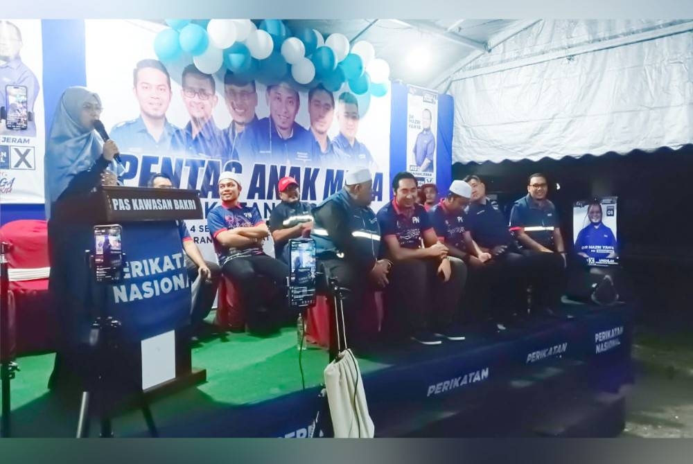 Siti Mastura semasa menyampaikan ceramah dalam program Pentas Anak Muda Perikatan Nasional di pekarangan DPKK Bakri, Muar pada malam Isnin