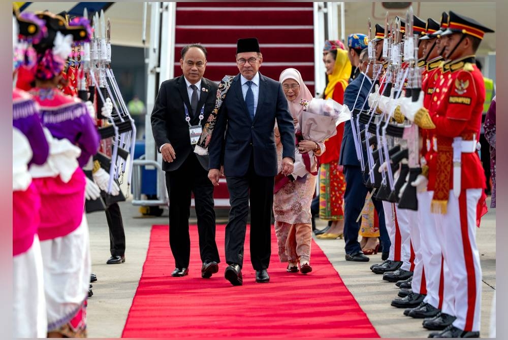 Perdana Menteri Datuk Seri Anwar Ibrahim bersama isteri Datuk Seri Dr Wan Azizah Wan Ismail ketika tiba di Lapangan Terbang Antarabangsa Soekarno-Hatta sempena Sidang Kemuncak ASEAN 2023 Ke-43 dan Sidang-sidang Kemuncak Berkaitan yang akan berlangsung pada 5 hingga 7 September ini. - Foto Bernama