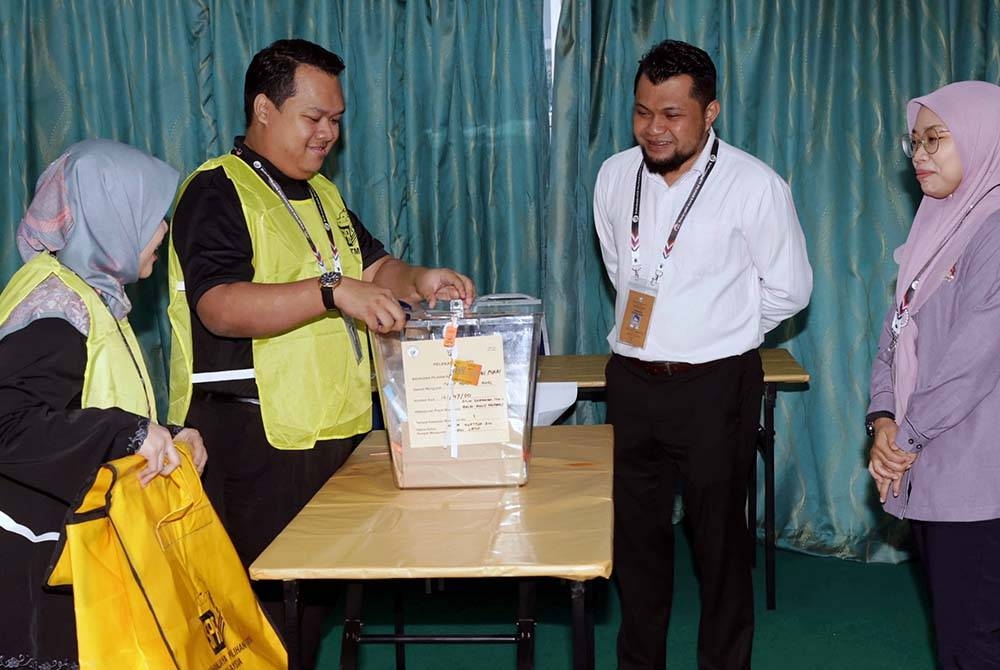 Petugas SPR menyusun peti undi bagi proses undi awal di Balai Polis Kempas sempena PRK Parlimen Pulai hari ini.- Foto Bernama.