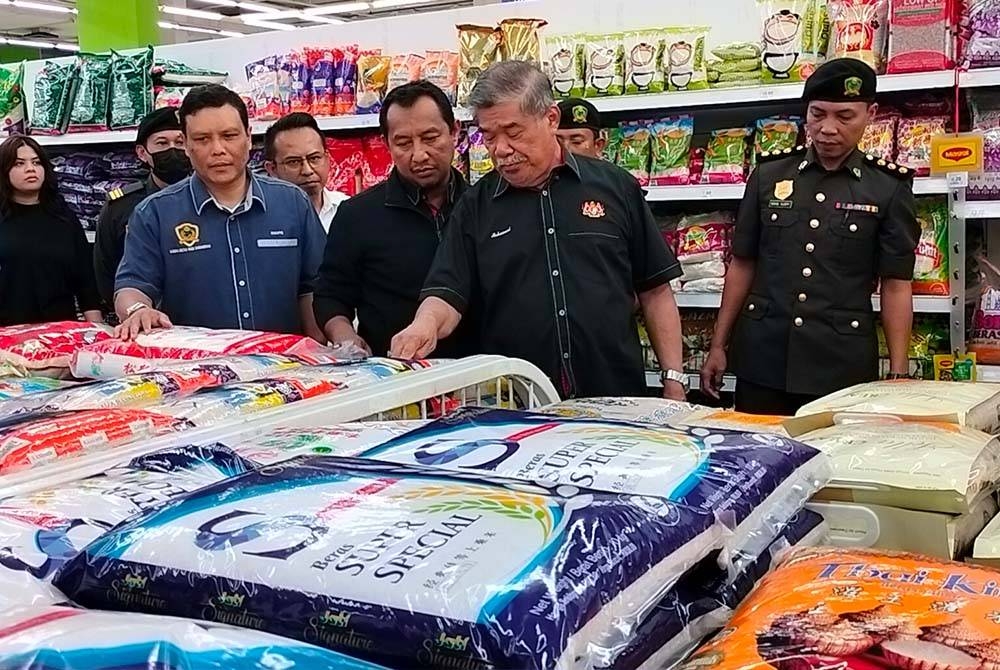 Mohamad Sabu meninjau stok BPT di sebuah pasar raya di Tampoi, pada Selasa.