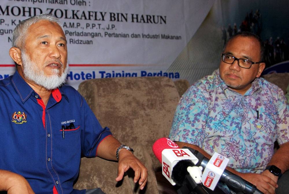 Mohd Ghazali (kiri) bersama Mohammad Khalid dalam sidang akhbar pada Selasa.