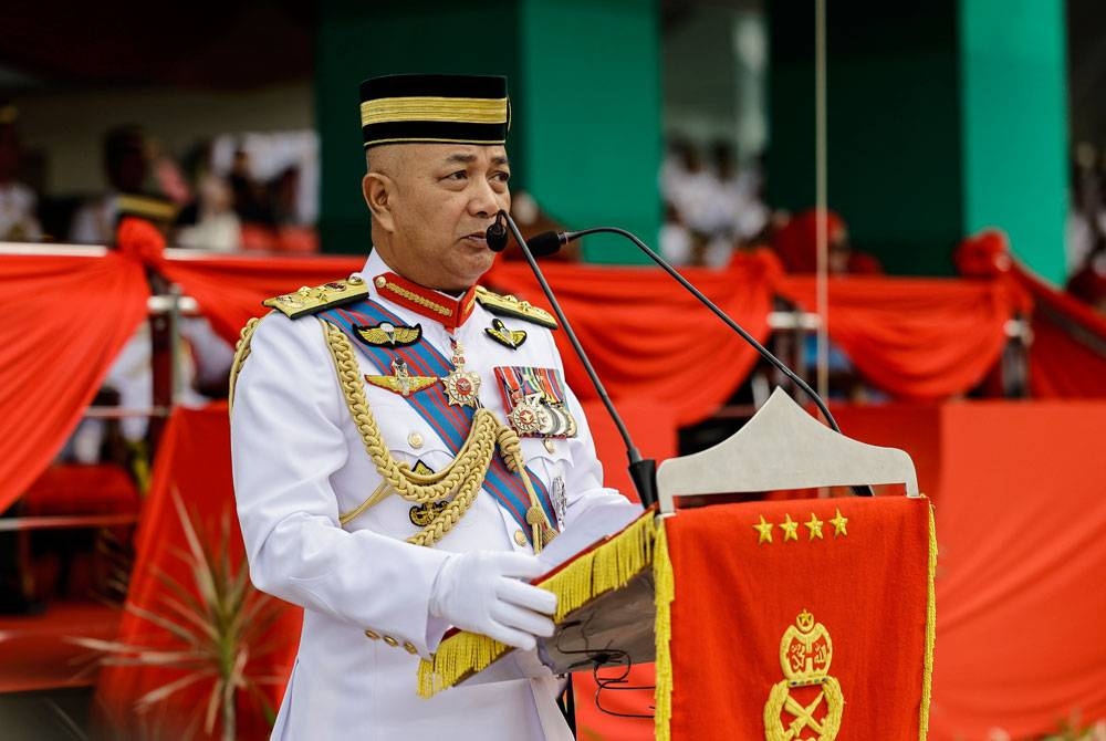 Panglima Tentera Darat Jeneral Tan Sri Mohammad Ab Rahman ketika berucap pada Istiadat Perbarisan Penghargaan Panglima Tentera Darat Ke-29 di Dataran Panglima Tentera Darat, Kem Perdana Sungai Besi pada Selasa. - Foto Bernama.