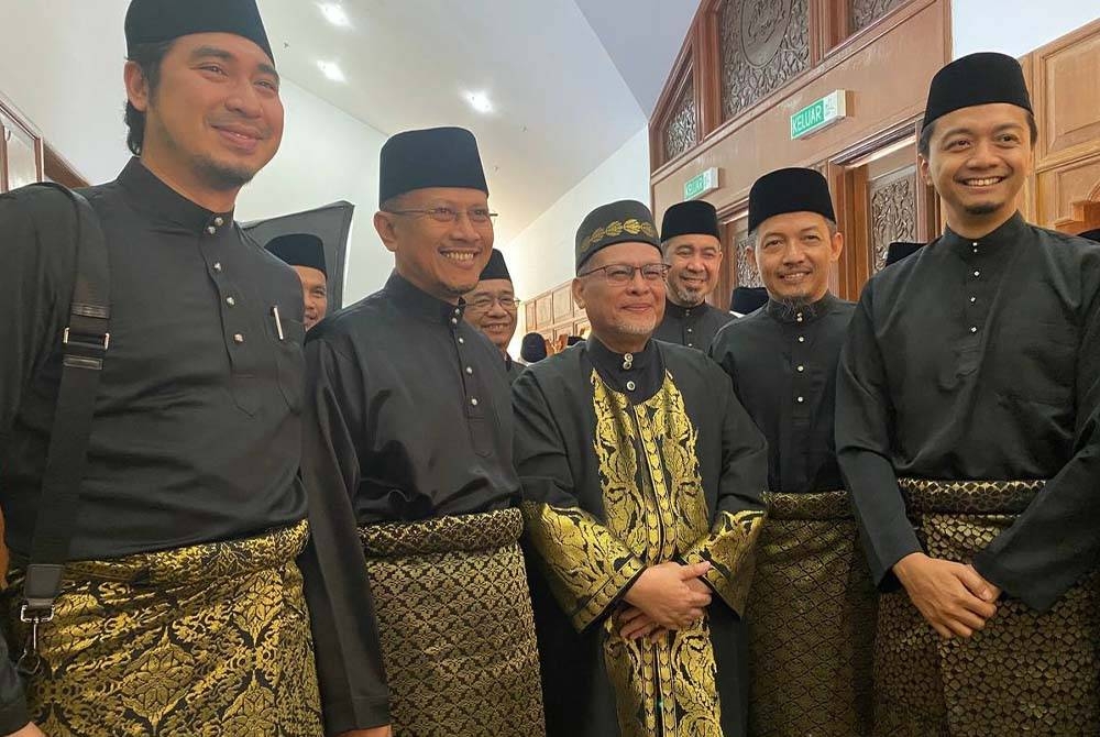 Nik Mohamad Abduh (dua dari kanan) bersama kepimpinan Perikatan Nasional (PN) Kelantan pada Majlis Mengangkat Sumpah Ahli Dewan Undangan Negeri (ADUN) Kelantan di Kota Darul Naim pada Selasa.