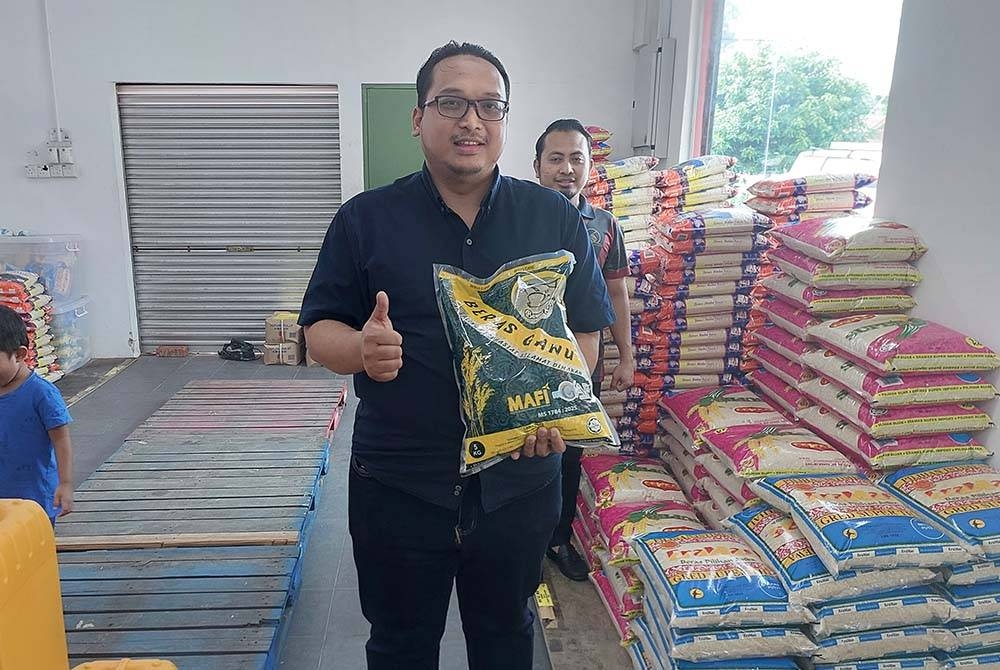 Mohd Aminuddin menunjukkan Beras Ganu yang sudah di &#039;restock&#039; di pasar raya miliknya pada jam 11 pagi Selasa.