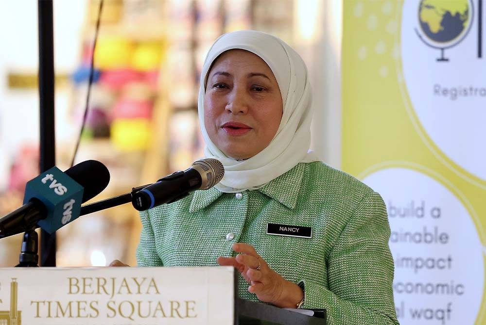 Menteri Pembangunan Wanita, Keluarga dan Masyarakat Datuk Seri Nancy Shukri berucap pada Majlis ‘Meraikan Jualan RM1 Juta’ Persatuan Pembangunan Artisans (PPA) pada Selasa. - Foto Bernama.