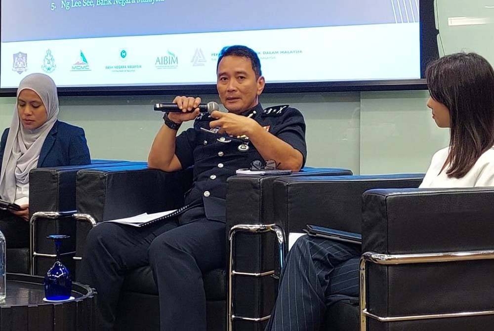 Zaldino (tengah) ketika menyampaikan ceramah pada bengkel media dan perbincangan panel berhubung isu penipuan kewangan di Lanai Kijang, Kuala Lumpur pada Selasa.