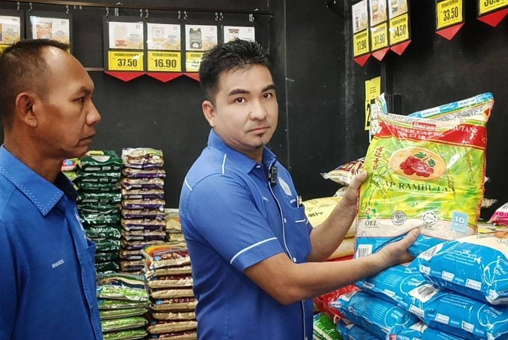 Mohamad Yusrizal menunjukkan beras putih import yang terdapat di sebuah pasar raya ketika tinjauan pada Selasa.