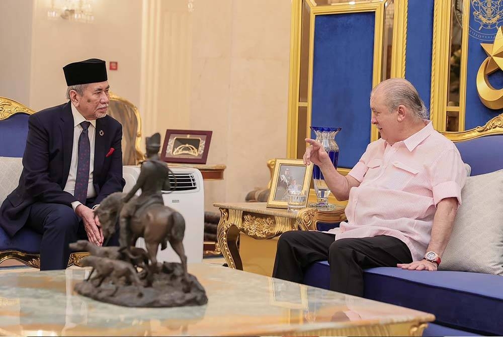 Sultan Ibrahim berkenan menerima menghadap Wan Junaidi di Istana Bukit Serene. - Foto Facebook Sultan Ibrahim Sultan Iskandar