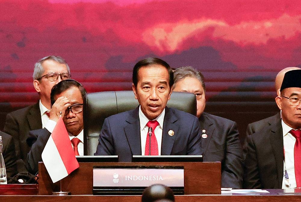 Joko Widodo menyampaikan ucapan semasa sesi pleno Sidang Kemuncak Persatuan Negara-negara Asia Tenggara (ASEAN) ke-43 di Jakarta, Indonesia, pada Selasa. - Foto EPA