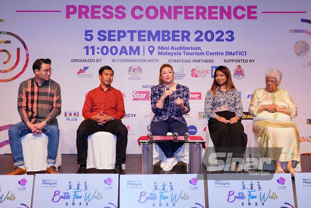 Nori Abdullah (tengah) bercakap dalam sidang media Batik Fun Walk 2023 di Pusat Pelancongan Malaysia (MaTiC) pada Selasa. - Foto Sinar Harian / MOHD HALIM ABDUL WAHID.