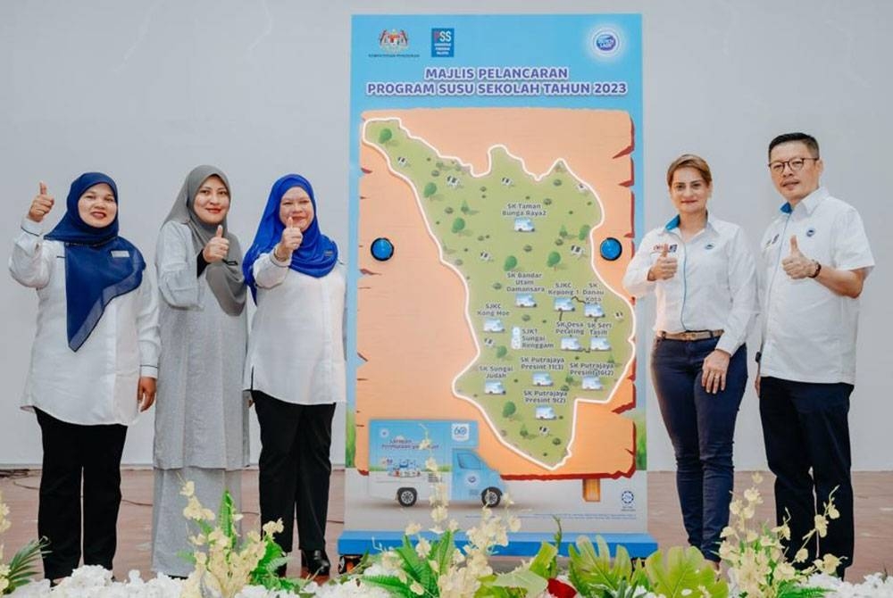 Ramjeet Kaur (dua dari kanan) bersama tetamu yang hadir pada Majlis Pelancaran Program Susu Sekolah 2023 di Sekolah Kebangsaan Putrajaya Presint 16 (2), Putrajaya pada Selasa.