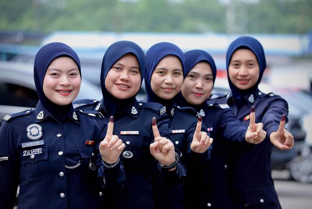 Antara anggota polis yang menunaikan tanggungjawab dalam undi awal PRK Pulai. - Foto SPR