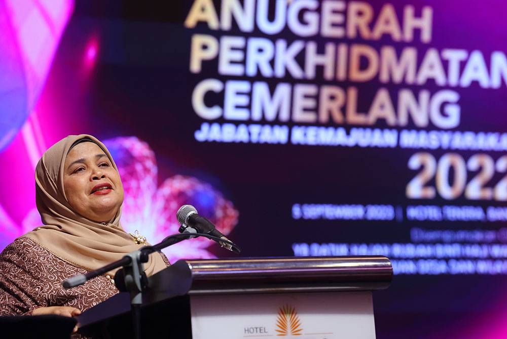 Rubiah ketika berucap pada Majlis Anugerah Perkhidmatan Cemerlang (APC) Tahun 2022 Kemas di sebuah hotel. - Foto Bernama