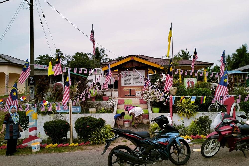 Antara penduduk setempat yang sedang menyiapkan hiasan menggunakan bendera.