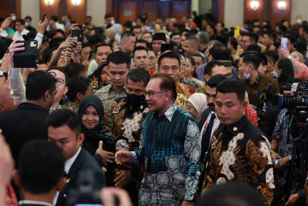 Anwar (tengah) dan isteri, Datuk Seri Dr Wan Azizah Wan Ismail hadir pada pertemuan dengan rakyat Malaysia dan sahabat-sahabat Indonesia dalam Program Temu Anwar Jakarta di sebuah hotel pada malam Selasa.