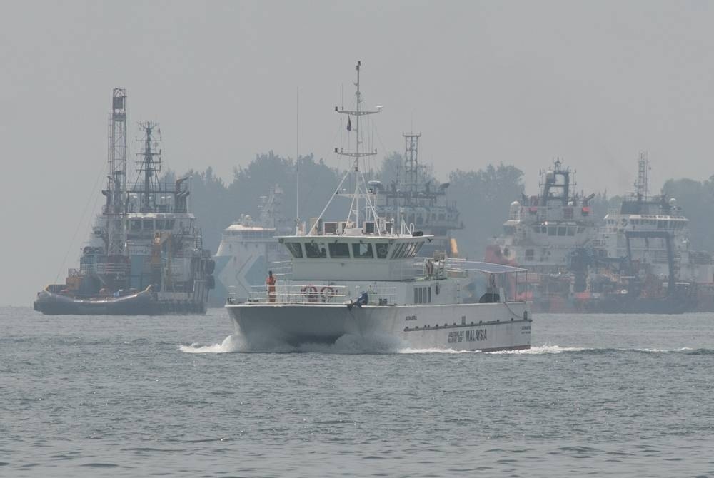 Pemandangan berjerebu di sekitar pulau Labuan pada Isnin. - Foto Bernama