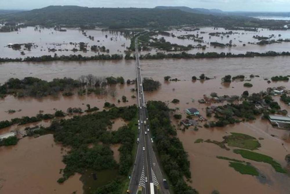 Angka kematian di selatan Brazil akibat ribut tropika yang menyebabkan banjir di beberapa bandar mencecah 21 orang. - Foto Reuters