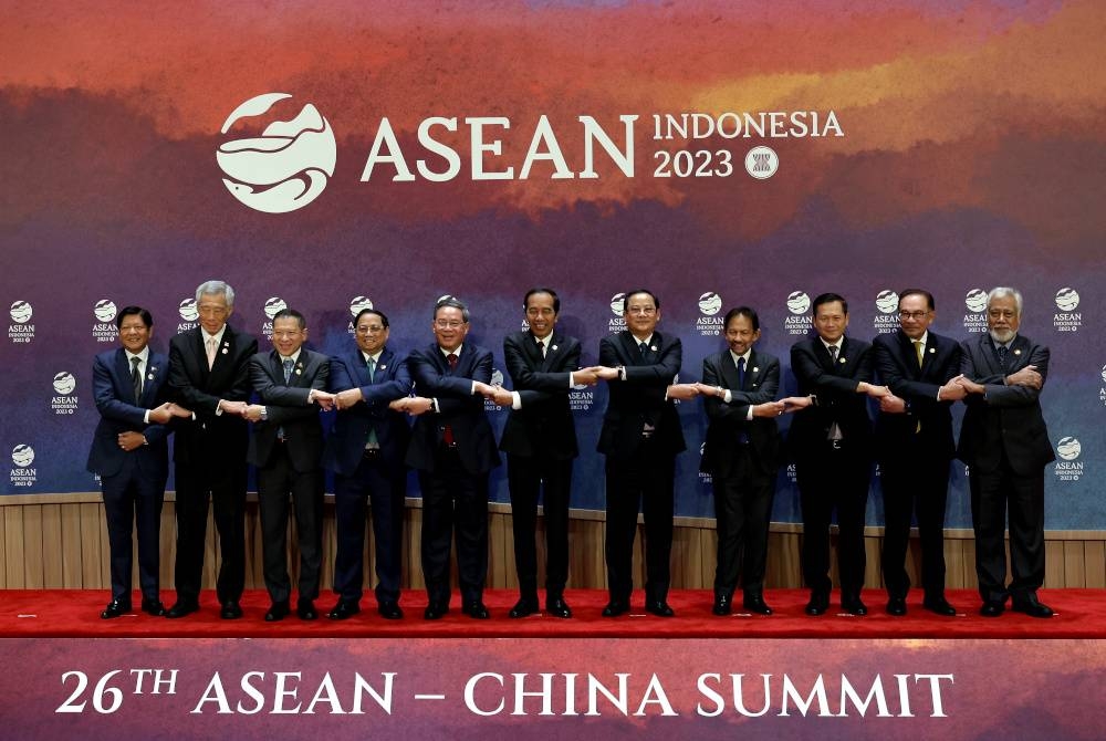 Anwar (dua dari kanan) bersama pemimpin negara anggota ASEAN bergambar pada Sidang Kemuncak ASEAN-China 2023 ke-26 yang berlangsung di Jakarta, Indonesia pada Rabu. - Foto Bernama