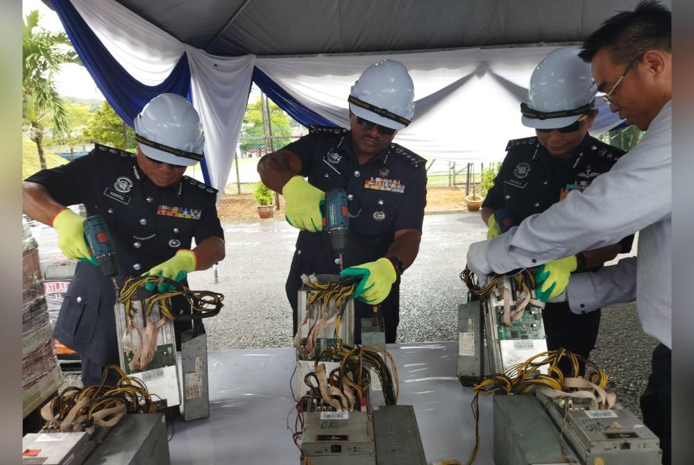 Hussein (tengah) ketika melakukan gimik melupuskan barang kes di IPD Sepang pada Rabu.