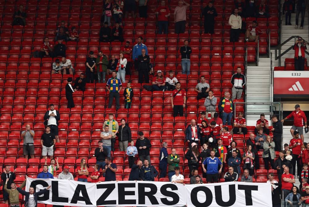 Para penyokong Manchester United mengadakan protes secara duduk menentang keluarga Glazer selepas aksi Liga Perdana Inggeris, Manchester United-Nottingham Forest di Old Trafford pada 26 Ogos lalu. - Foto AFP