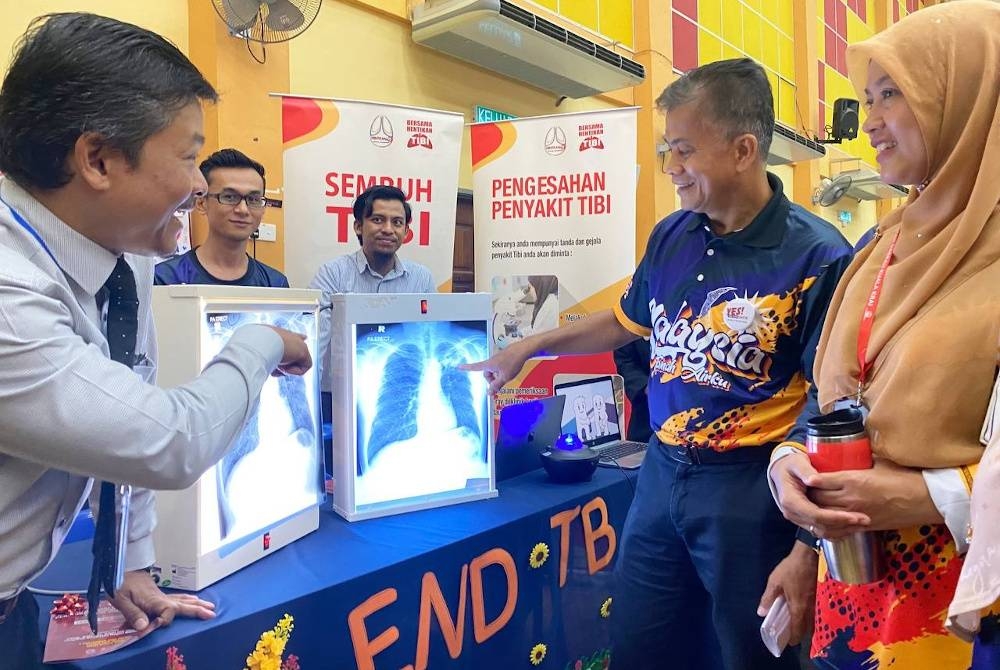 Dr Zaini (dua, kanan) melawat gerai pameran sempena Sambutan Hari Tibi Peringkat Negeri Kelantan di Maktab Rendah Sains Mara (MRSM) Kuala Krai pada Rabu.