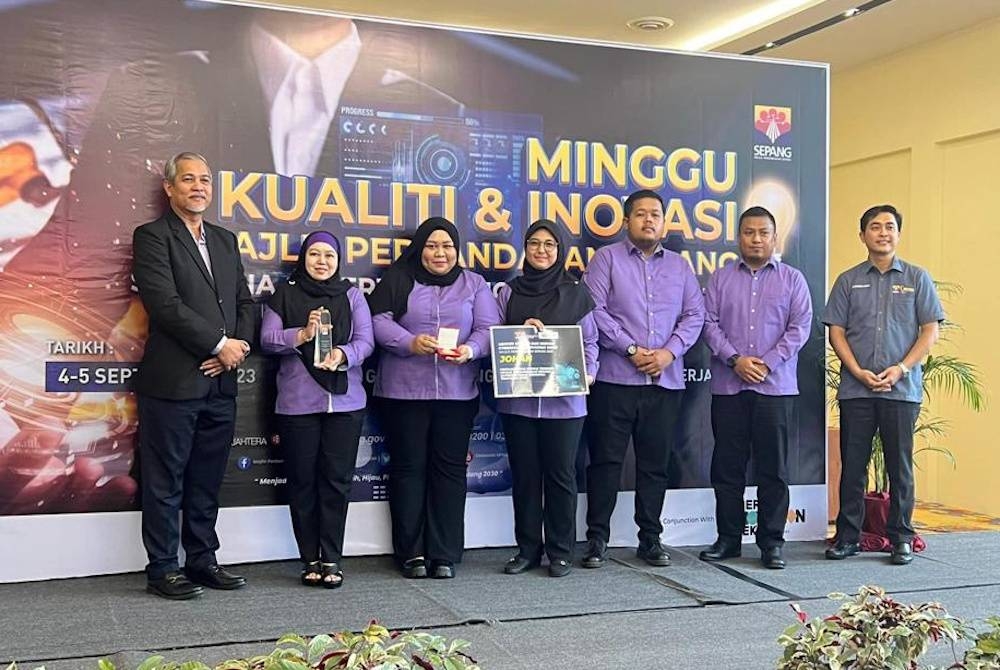 Kumpulan Kitar 7 memenangi tempat pertama bagi kategori PBT negeri Selangor setelah mengetengahkan projek Re-Rosta.