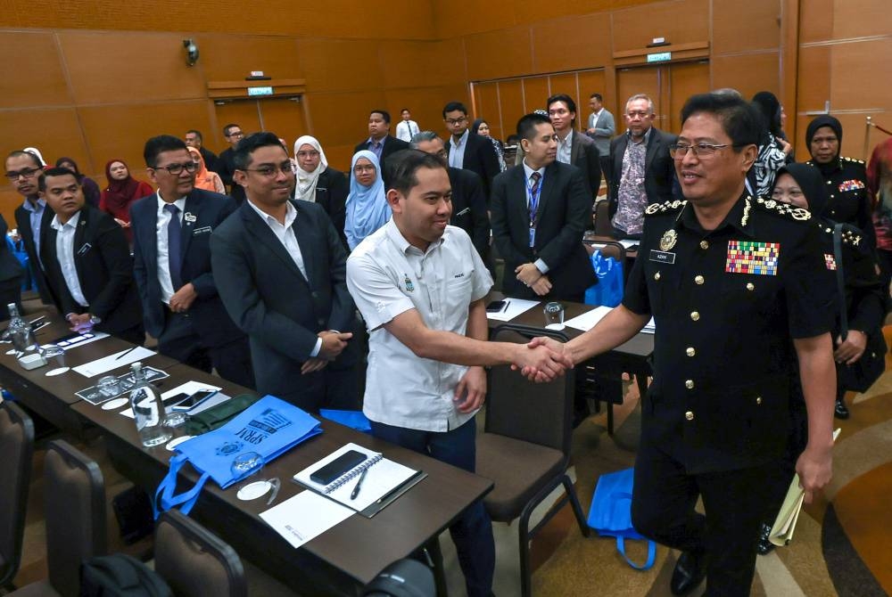 Azam bersama para perserta Persidangan Penyelidikan Governans, Intergriti dan Antirasuah anjuran Bahagian Perancangan Governans Nasional (BPGN) SPRM hari ini. Foto Bernama