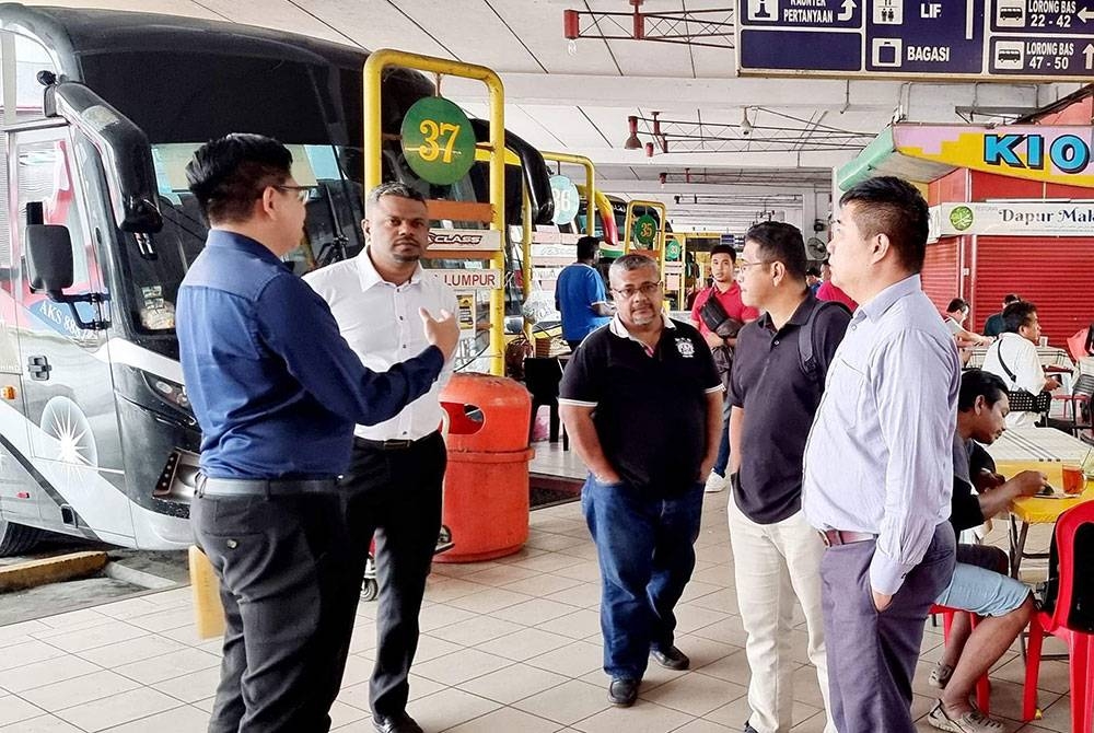 Arul Kumar (dua dari kiri) ketika melawat Terminal 1 bagi melihat perkhidmatan bas di kawasan terbabit.