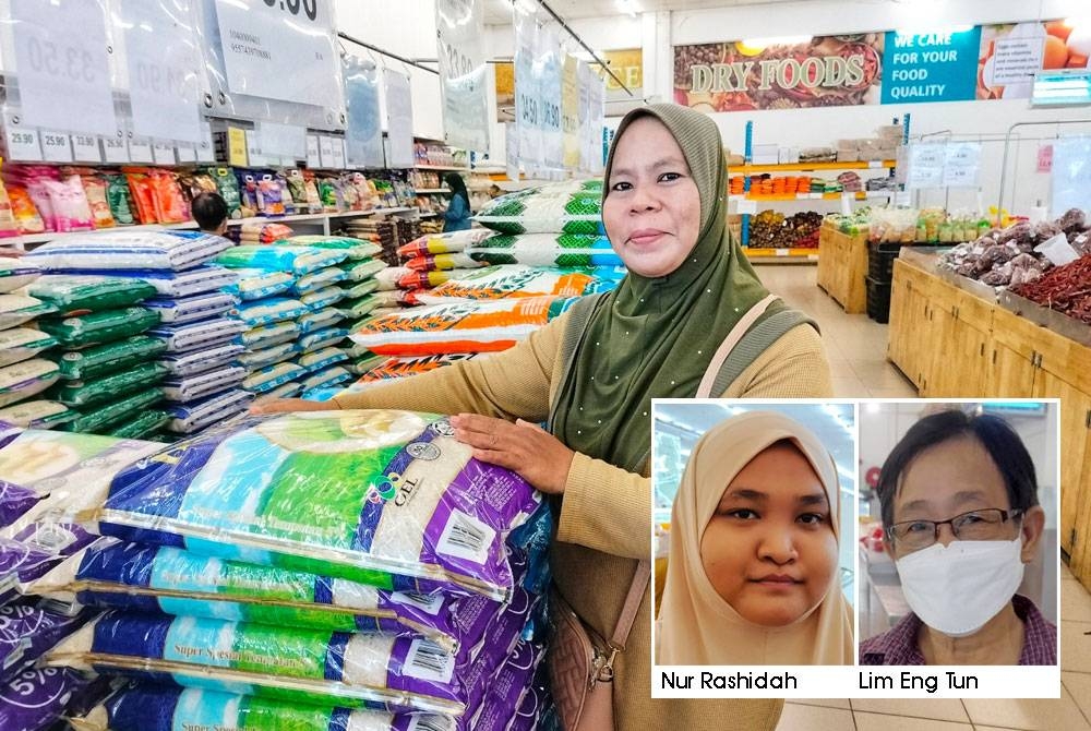 Rafishah menunjukkan beras putih tempatan 10 kg yang menjadi pilihannya.