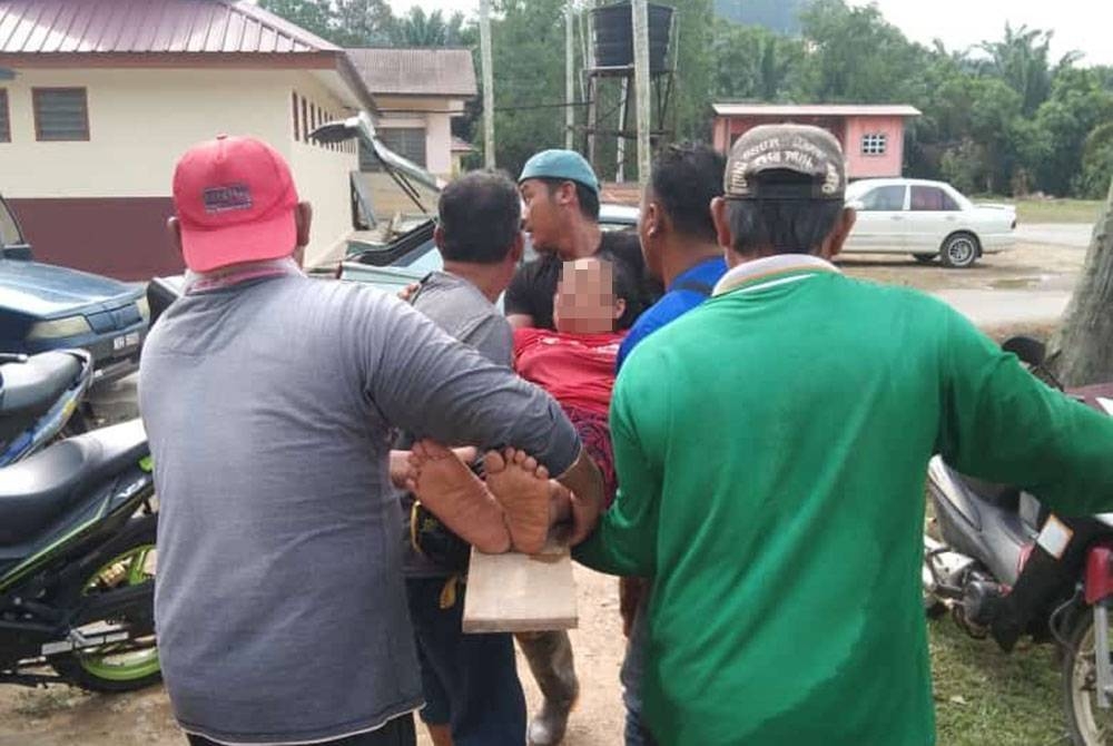 Nurkaisa diangkat oleh rakan nelayan sebaik tiba di Jeti Pengkalan Nelayan Kampung Sungai Timun, Rembau.