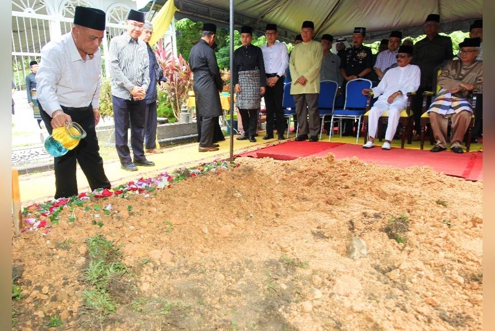 Saarani memberikan penghormatan terakhir kepada Allahyarham yang selamat dikebumikan di Tanah Perkuburan Masjid Panglima Kinta, Ipoh pada Rabu.