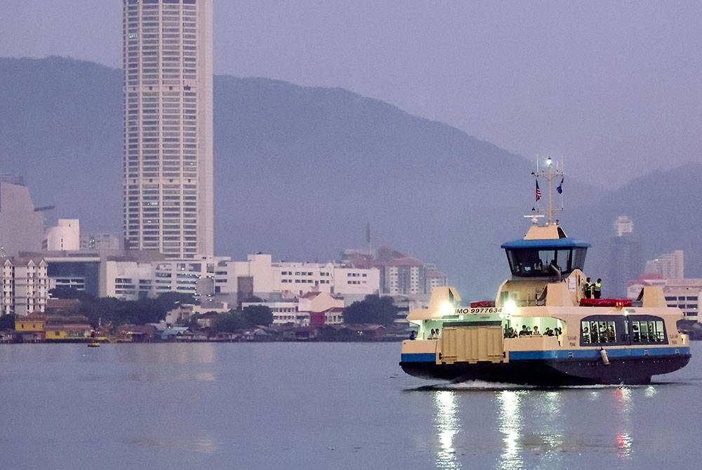 Kadar tambang perkhidmatan feri baharu di Pulau Pinang yang akan dikenakan kepada penumpang berkuat kuasa esok bermula pada harga serendah RM1 hingga RM2.50 sehala. -Foto fail/Bernama