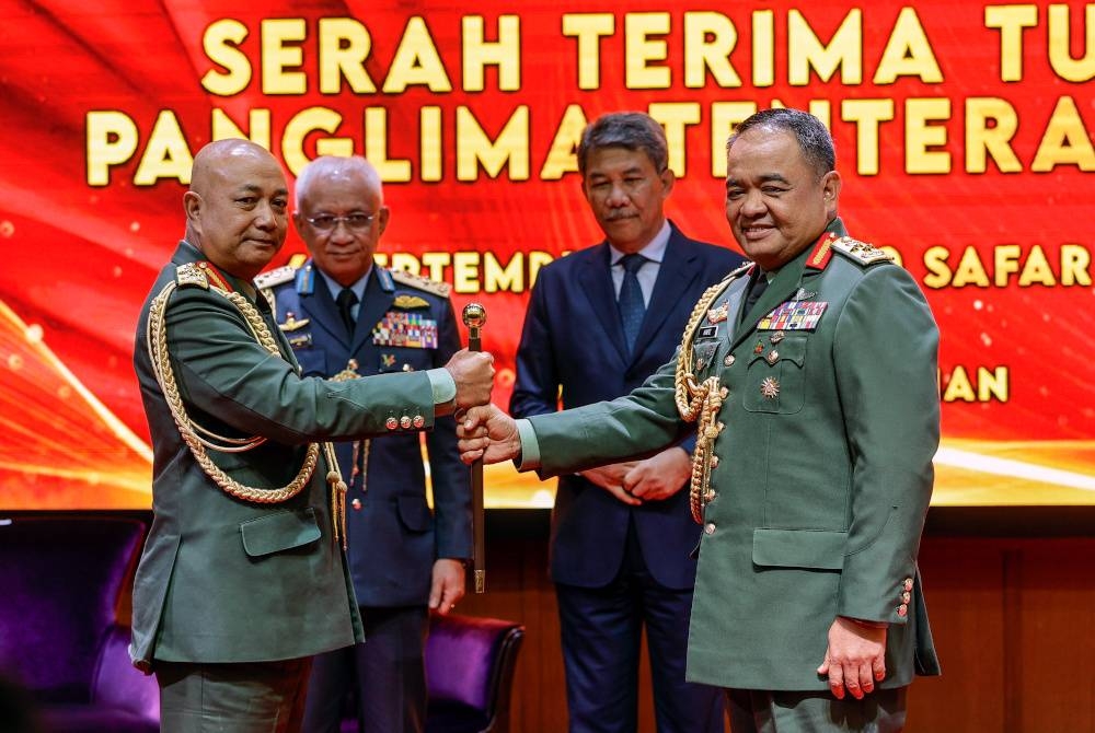 Mohamad Hassan (dua dari kanan) menyaksikan penyerahan tongkat kuasa daripada Jeneral Tan Sri Mohammad Ab Rahman (kanan) kepada Panglima Tentera Darat ke-30 Jeneral Datuk Muhammad Hafizuddeain Jantan (kiri) pada Majlis Pemakaian Pangkat dan Serah Terima Tugas Panglima Angkatan Tentera Darat di Wisma Pertahanan pada Rabu. - Foto Bernama