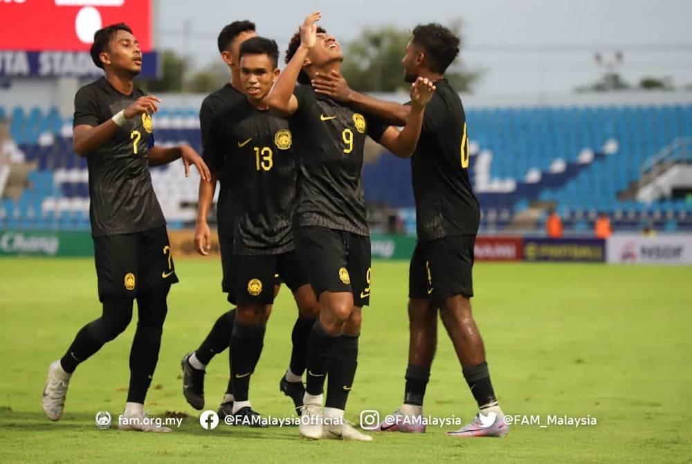 Aliff Izwan meletakkan Harimau Muda B-23 di depan ketika menentang Bangladesh dalam perlawanan Kumpulan H Kelayakan Piala Asia B-23 di Stadium Chonburi pada Rabu. - Foto FAM