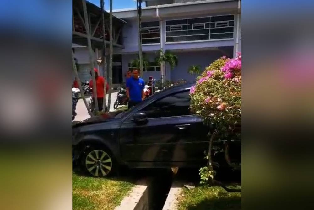 Suasana di pekarangan Hospital Universiti Sains Malaysia (Hospital USM) Kubang Kerian di Kota Bharu kecoh apabila sebuah kereta penyeludup terbabas di hadapan pejabat pembangunan semasa melarikan diri daripada ditahan polis pada Rabu.