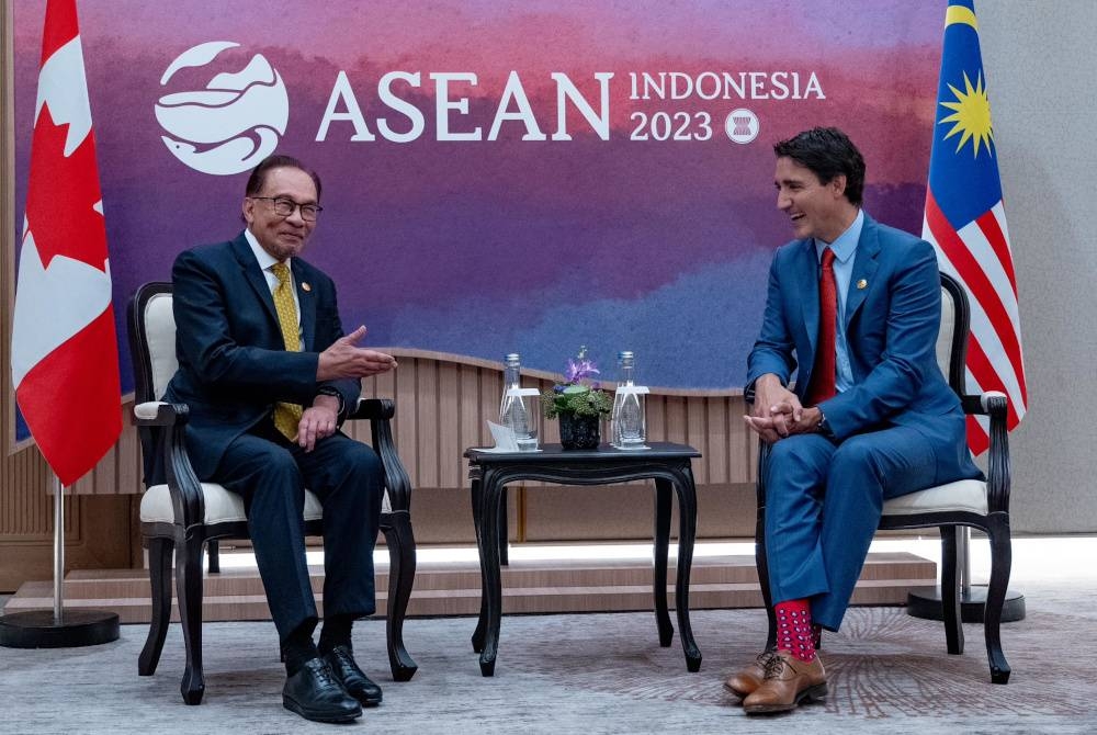 Anwar (kiri) bersama Trudeau ketika Sidang Kemuncak ASEAN ke-43 di Jakarta pada Rabu.