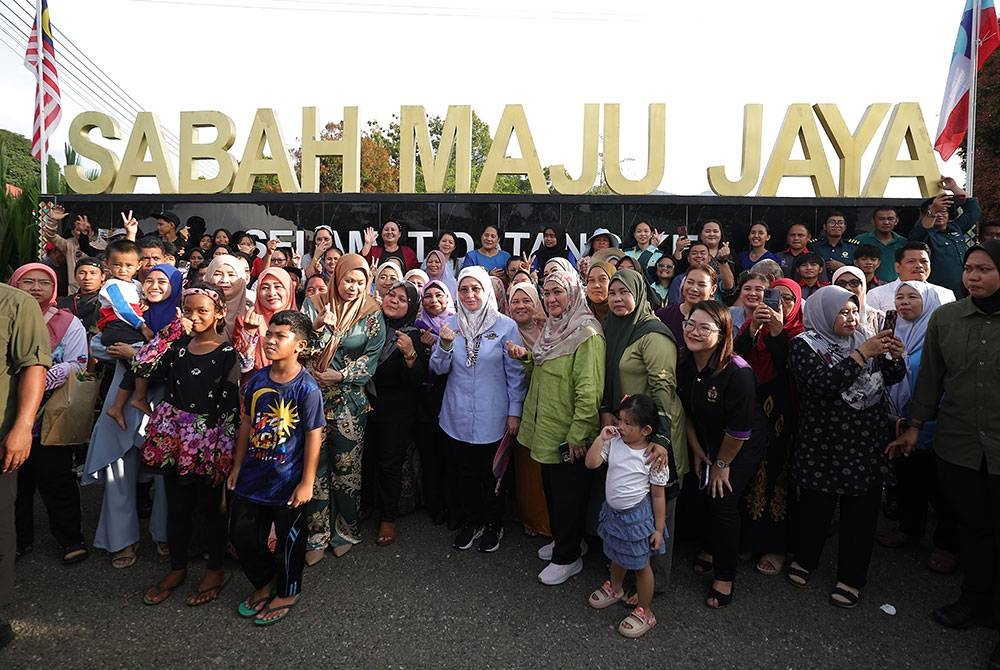 Raja Permaisuri Agong Tunku Azizah Aminah Maimunah Iskandariah (tengah) berkenan bersama masyarakat Telupid. Foto: Bernama