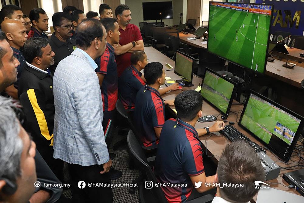 Pengadil tempatan kini mengikuti latihan fasa kedua sistem VAR di Wisma FAM, Kelana Jaya. Foto: FAM