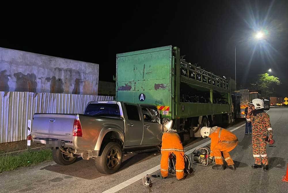 Pasukan bomba menjalankan operasi mengeluarkan dua mangsa yang tersepit dalam kenderaan di Kilometer 383.1, Lebuh Raya Utara-Selatan arah utara dekat Behrang pada Khamis. - Foto ihsan bomba