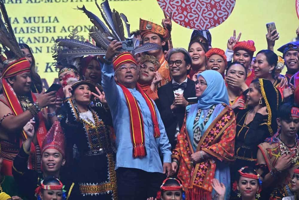 Al-Sultan Abdullah bersama Tunku Azizah berkenan berangkat ke Majlis Santapan Malam Kerajaan Negeri Sabah Sempena Kembara Kenali Borneo di Pusat Konvensyen Antarabangsa Sabah (SICC) pada malam Rabu. - Foto Facebook Istana Negara