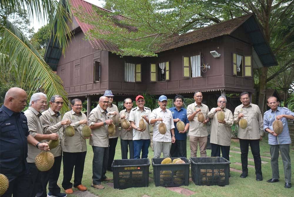 Kesemua OBJ di Perak berkumpul sempena Program Santai Durian OBJ Bersama Ketua-Ketua Jabatan Daerah Perak Tengah anjuran Persatuan Pembangunan Komuniti Daerah Perak Tengah di Kompleks Desa Warisan IGROW, Kampung Gajah di sini baru-baru ini.