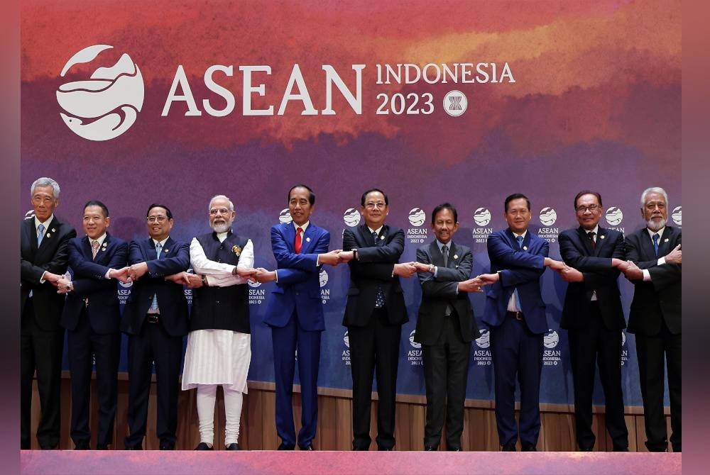 Anwar (dua, kanan) bergambar bersama pemimpin negara anggota ASEAN pada Sidang Kemuncak ASEAN-India ke-20 di Jakarta Covention Centre (JCC) Indonesia pada Khamis. - Foto Bernama