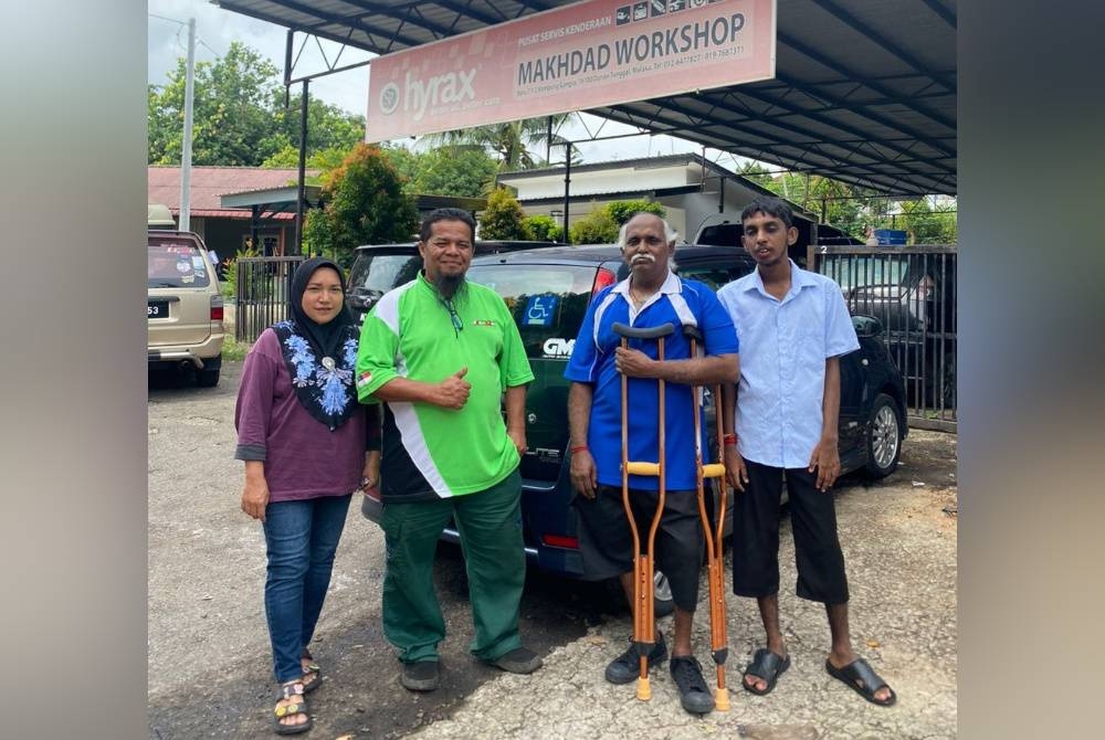 Sheikh Muhammad Makhdad (dua dari kiri) bersama isterinya ketika menyerahkan kereta yang telah dibaiki kepada Rajandran.