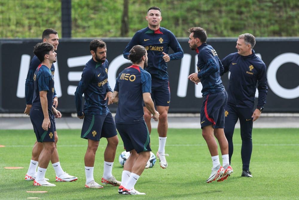 Ronaldo (tiga dari kanan) menjalani latihan bersama rakan sepasukan Portugal di Oeiras pada Rabu. - Foto EPA