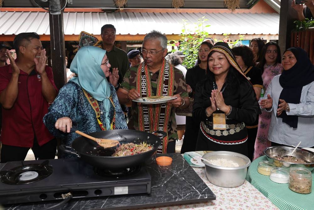 Al-Sultan Abdullah berkenan merasa masakan Bosou ikan yang digoreng Raja Permaisuri Agong. - Foto Bernama