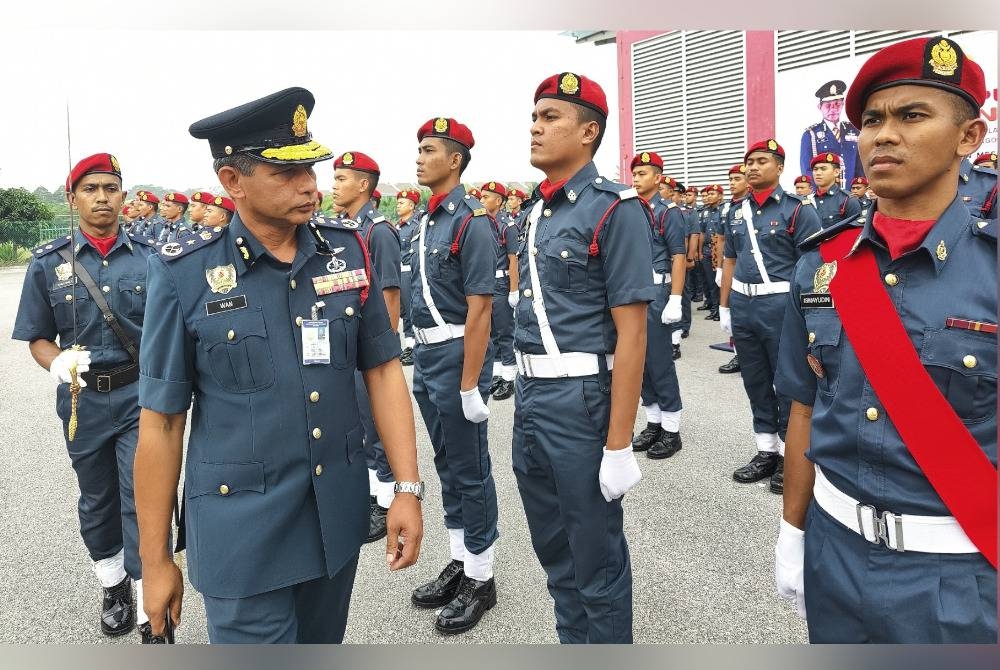 Wan Md Razali memeriksa kawalan perbarisan anggota bomba pada Perhimpunan Bulanan JBPM Negeri Selangor di BBP Kuala Selangor pada Khamis.