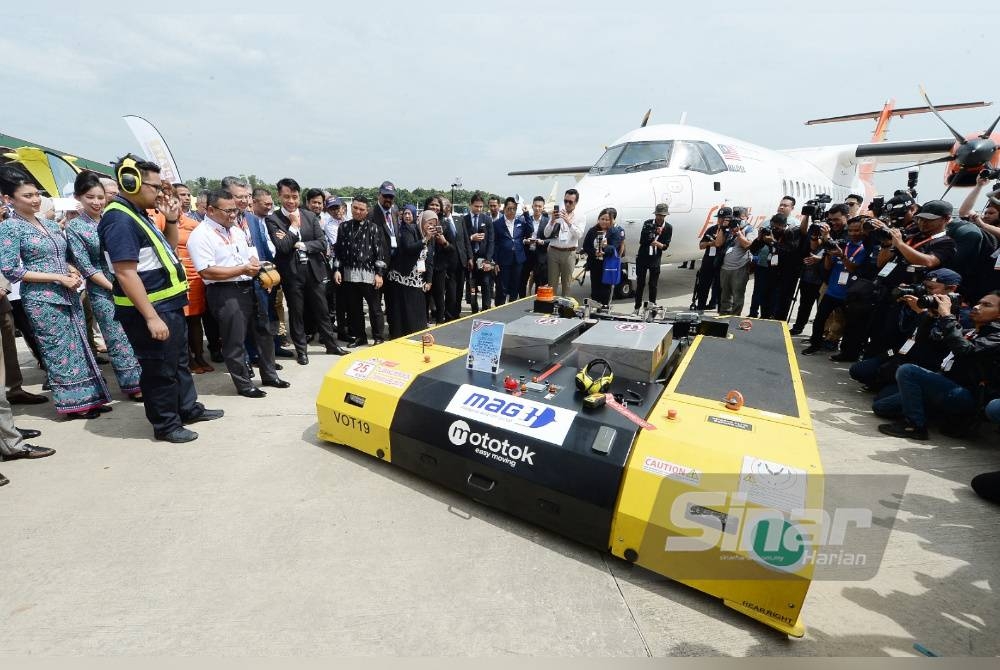 Amirudin (berkemaja putih) melawat dan melihat Pameran Penerbangan Selangor 2023 yang diadakan di Skypark Regional Aviation Centre pada Khamis. - Foto Sinar Harian ROSLI TALIB