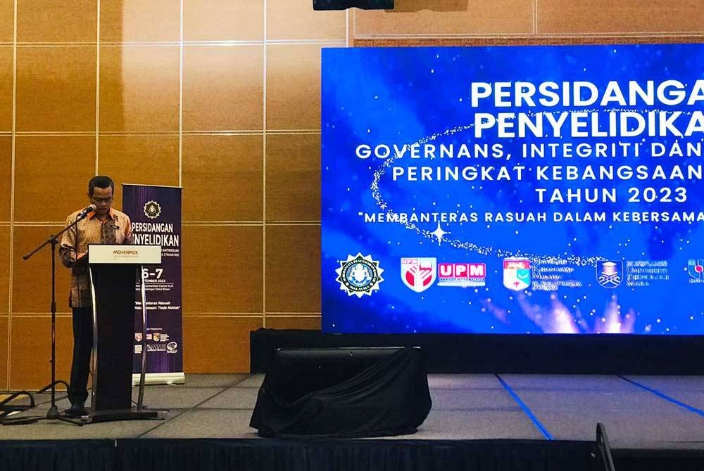 Azhar membaca teks ucapan Mohd Zuki sempena penutupan Persidangan Penyelidikan Governans, Integriti dan Antirasuah Peringkat Kebangsaan Tahun 2023, di Pusat Konvensyen Movenpick, di sini pada Khamis.